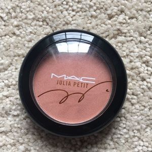 MAC satin blush in Linda